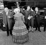 856265 Afbeelding van het bezoek van afgevaardigden van buitenlandse spoorwegdirecties aan de jubileumtentoonstelling ...